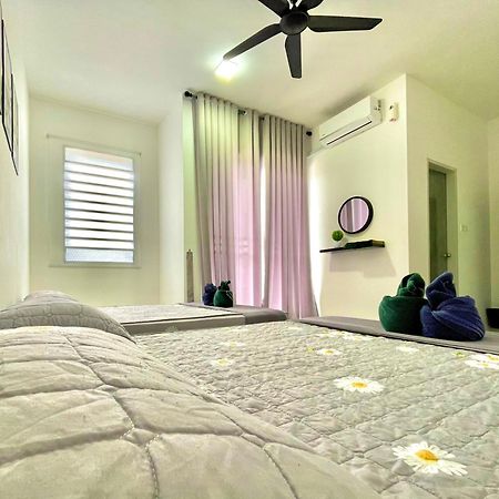 Hanan Homestay Klebang Ipoh With A View Of Mount Korbu, For Musl!M Only!! 외부 사진